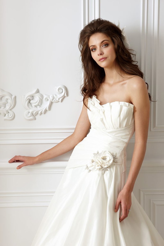 Suknie ślubne z gorsetową górą - Jasmine Collection 2012
