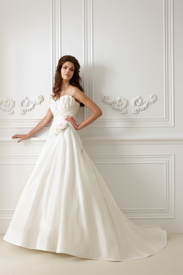 Suknie ślubne z gorsetową górą - Jasmine Collection 2012
