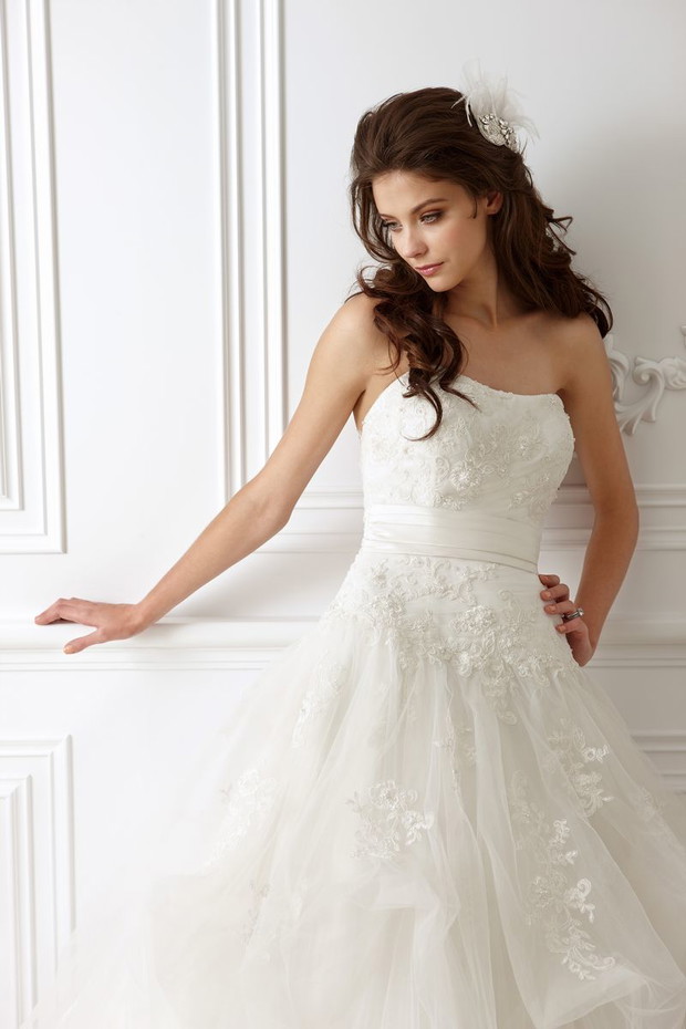 Suknie ślubne z gorsetową górą - Jasmine Collection 2012