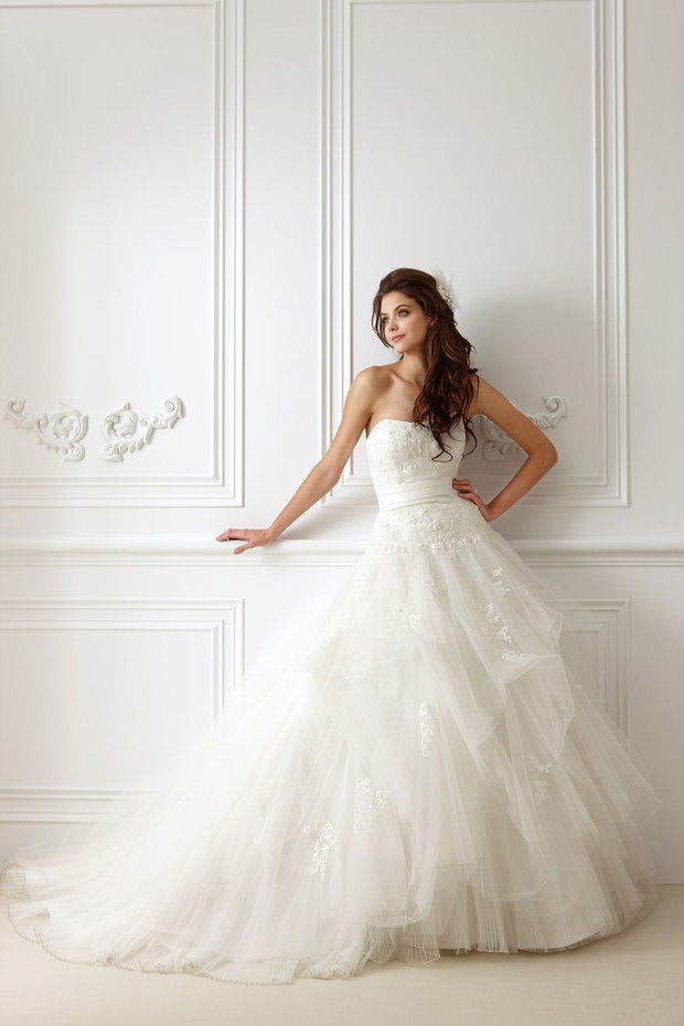 Suknie ślubne z gorsetową górą - Jasmine Collection 2012