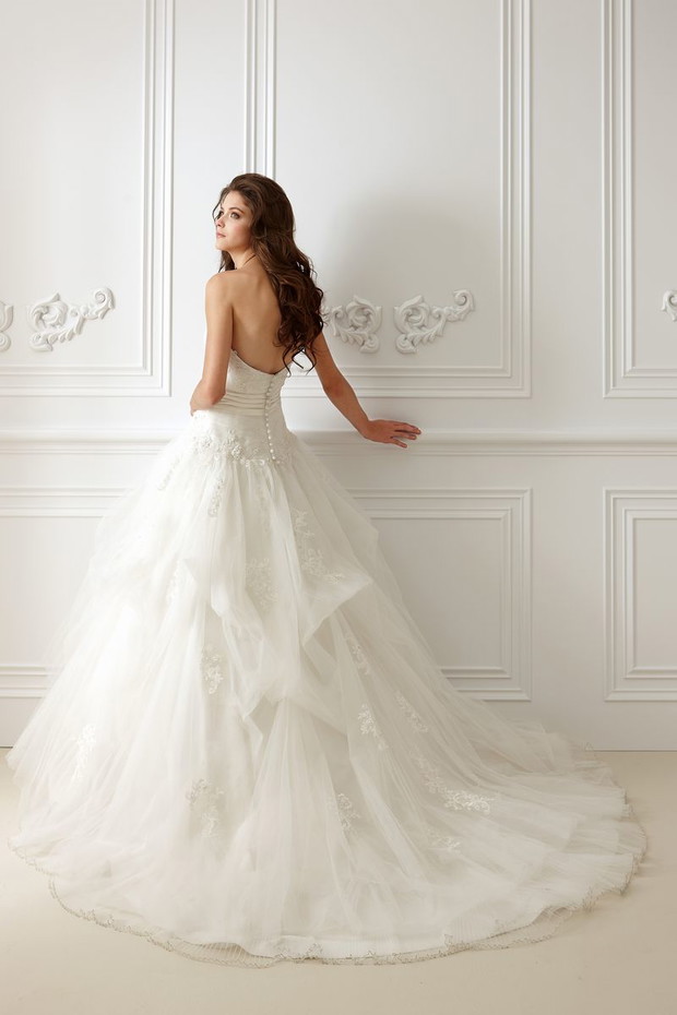 Suknie ślubne z gorsetową górą - Jasmine Collection 2012
