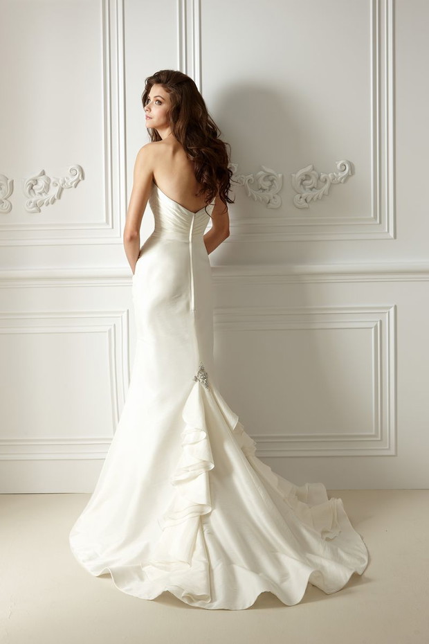 Suknie ślubne z gorsetową górą - Jasmine Collection 2012