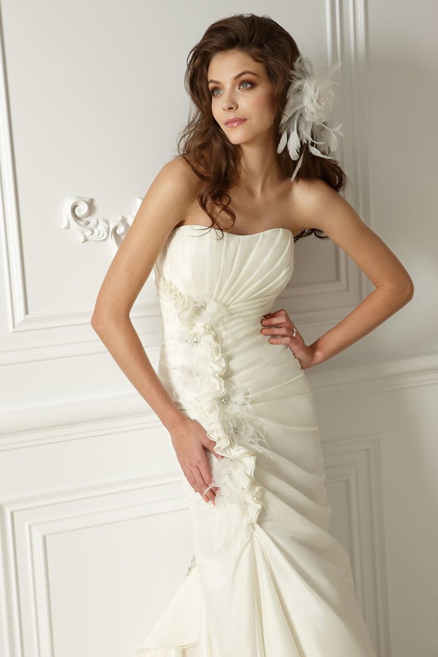 Suknie ślubne z gorsetową górą - Jasmine Collection 2012