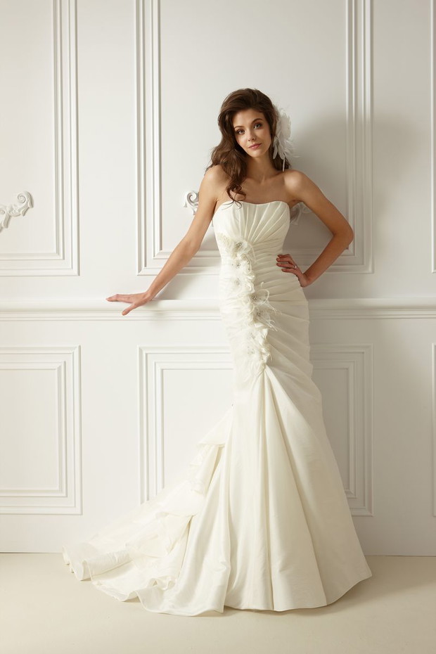 Suknie ślubne z gorsetową górą - Jasmine Collection 2012