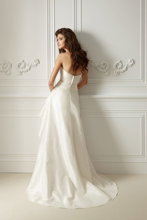 Suknie ślubne z gorsetową górą - Jasmine Collection 2012
