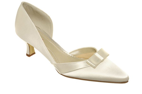 Pięknym krokiem do ślubu - buty ślubne 2012 (foto!)
