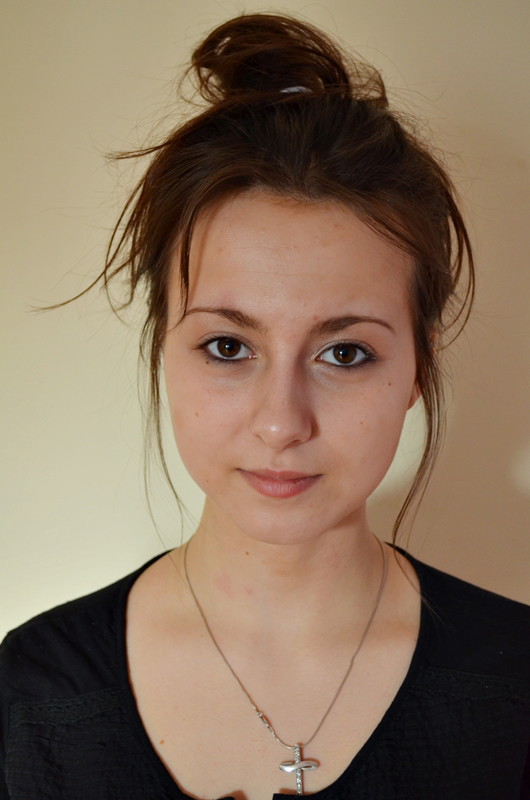 Makijaż smoky eyes w granacie - krok po kroku