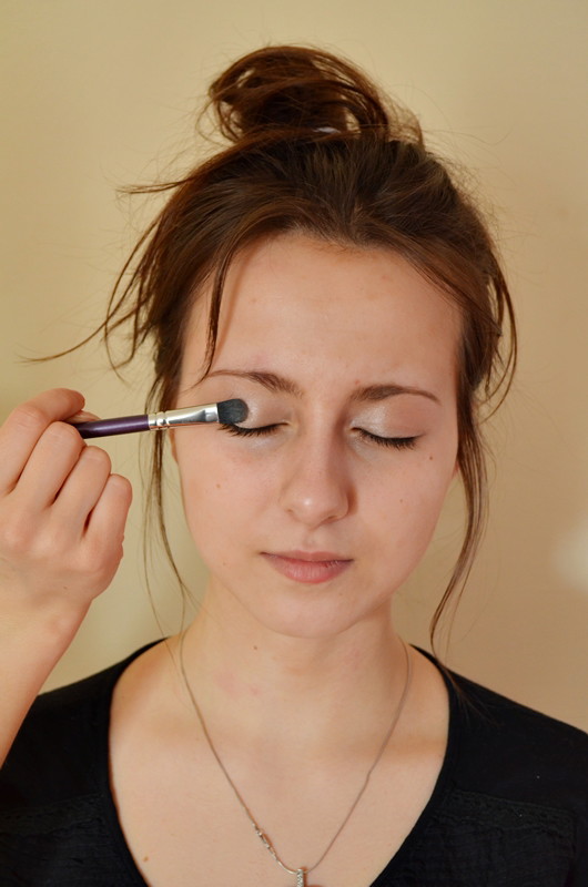 Makijaż smoky eyes w granacie - krok po kroku