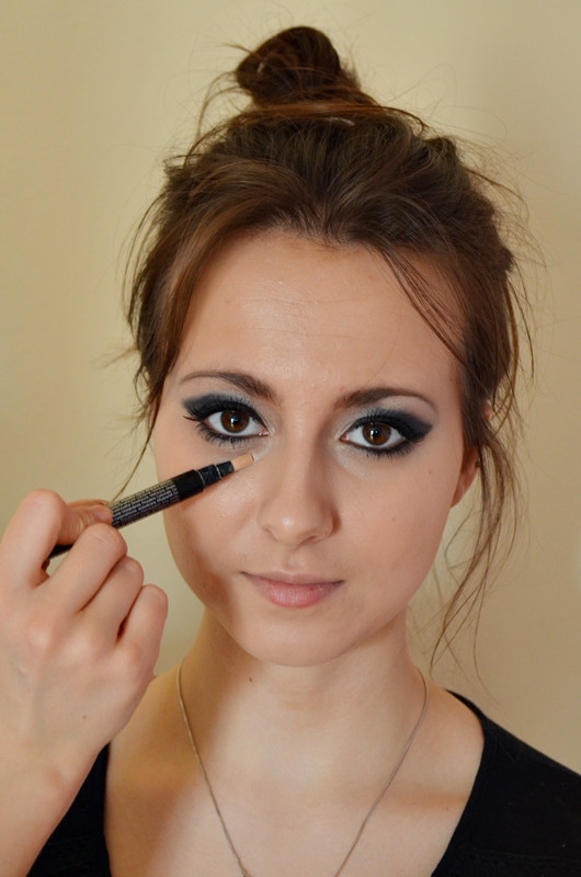 Makijaż smoky eyes w granacie - krok po kroku