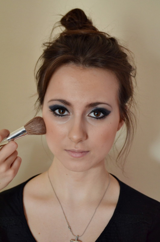 Makijaż smoky eyes w granacie - krok po kroku
