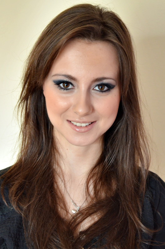 Makijaż smoky eyes w granacie - krok po kroku