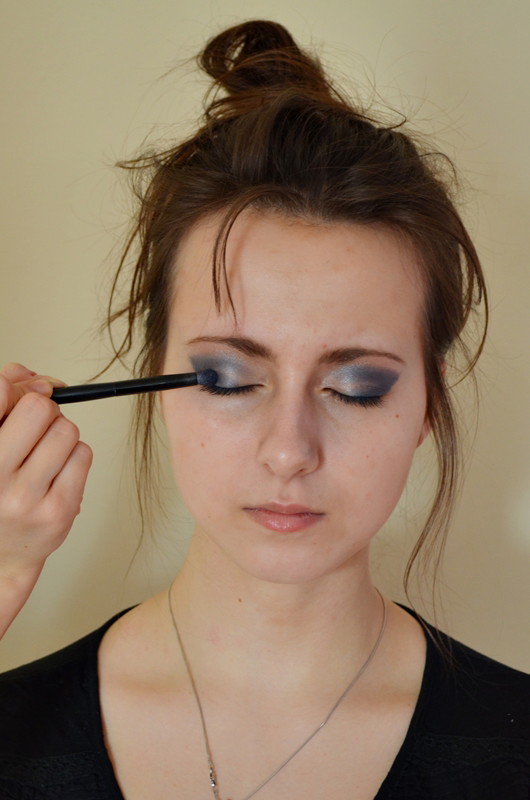Makijaż smoky eyes w granacie - krok po kroku