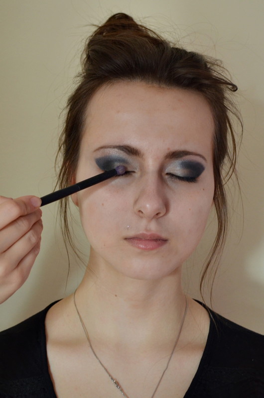 Makijaż smoky eyes w granacie - krok po kroku