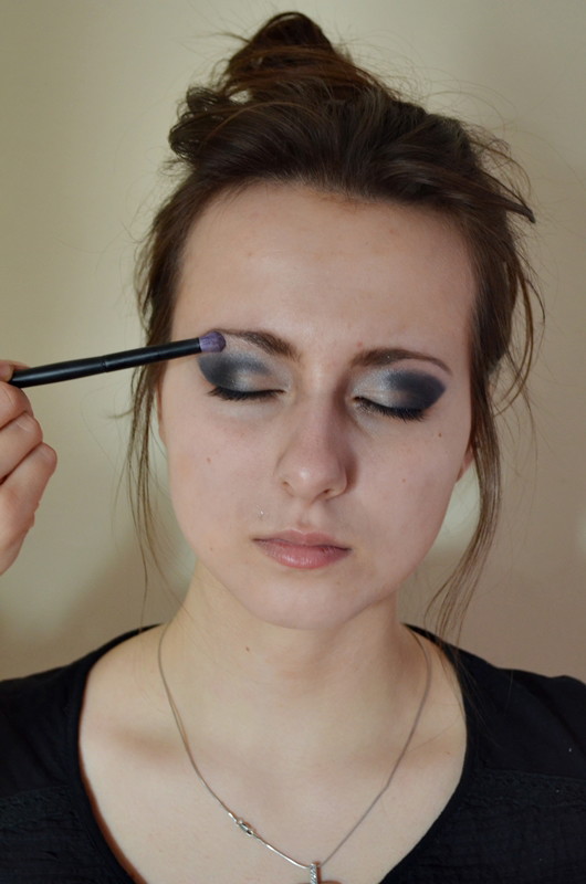 Makijaż smoky eyes w granacie - krok po kroku