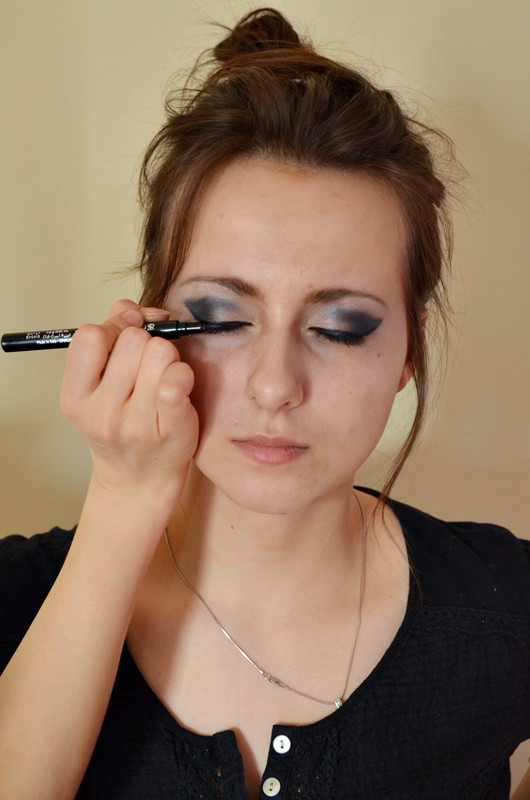 Makijaż smoky eyes w granacie - krok po kroku