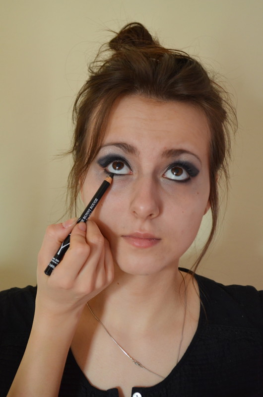Makijaż smoky eyes w granacie - krok po kroku