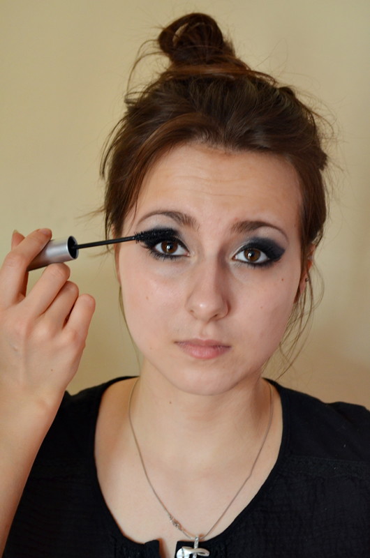 Makijaż smoky eyes w granacie - krok po kroku