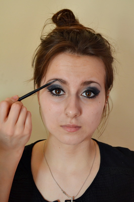 Makijaż smoky eyes w granacie - krok po kroku