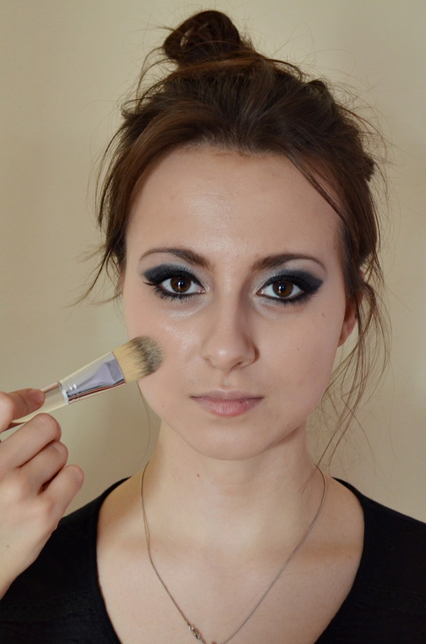 Makijaż smoky eyes w granacie - krok po kroku