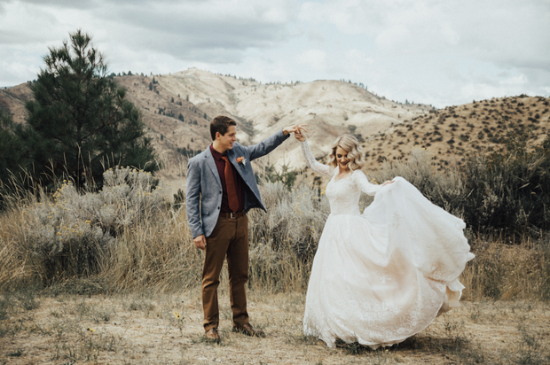 bride-wears-grandmother-old-wedding-1962-dress-penny-jensen-jordyn-cleverly-11-1ea179c