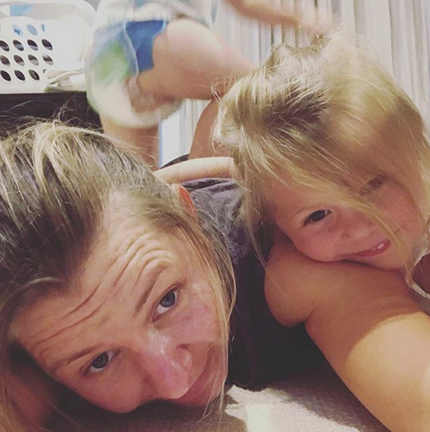 Beverley Mitchell z dziećmi