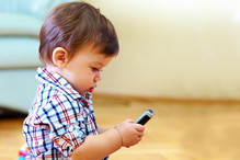dziecko z telefonem komórkowym