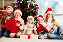dzieci z prezentami