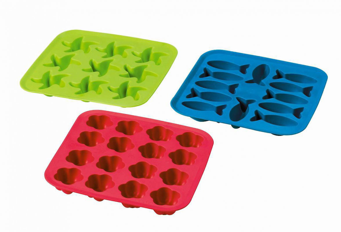 Taca na kostki lodu Plastis. Wykonana z gumy syntetycznej. Można myć ją w zmywarce. Do wyboru różne kształty. IKEA. Cena: 6,99 zł.