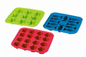 Taca na kostki lodu Plastis. Wykonana z gumy syntetycznej. Można myć ją w zmywarce. Do wyboru różne kształty. IKEA. Cena: 6,99 zł.