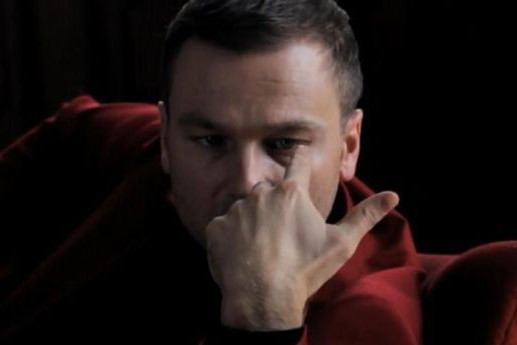 Krystian Wieczorek za kulisami sesji dla magazynu "Viva!"