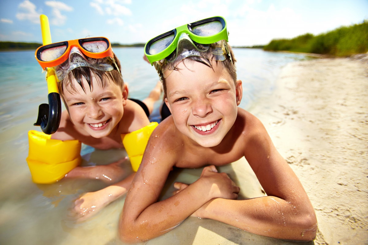 rodzeństwo na plaży nurkuje