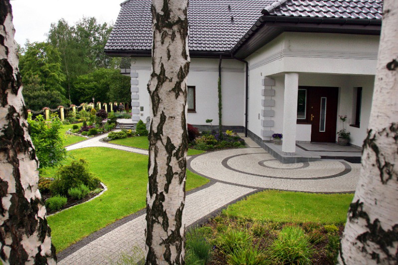 Okrągła ścieżka w ogrodzie