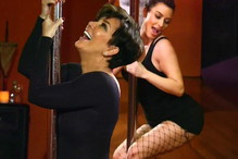 Kim Kardashian i Kris Jenner tańczą na rurze