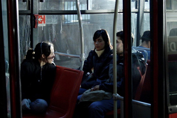 Karen płacze w autobusie (reż. Gabriel Rojas Vera) - zdjęcie