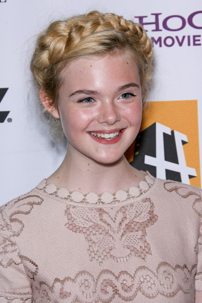 Elle Fanning - Wieczorowe fryzury