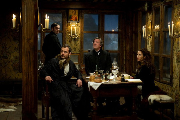 Stephen Fry, Jude Law, Noomi Rapace - Sherlock Holmes: Gra cieni