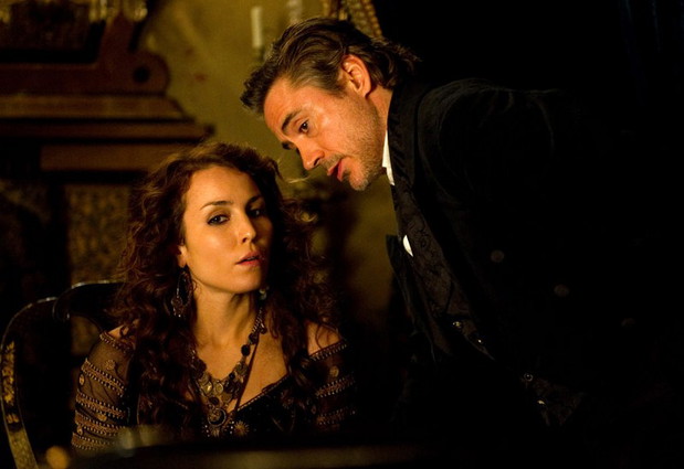 Robert Downey Jr., Noomi Rapace - Sherlock Holmes: Gra cieni