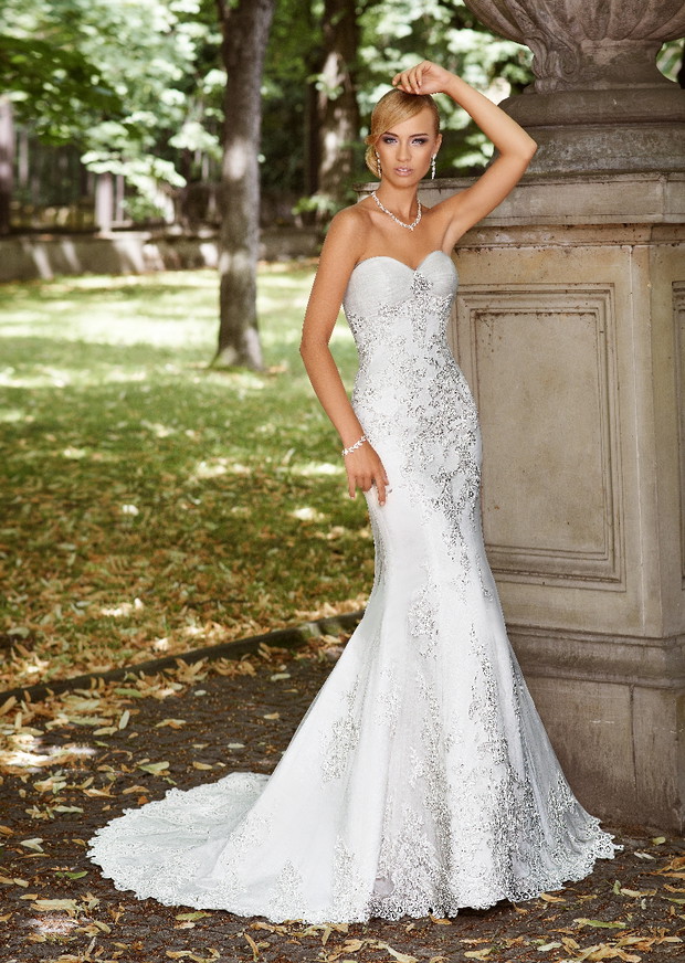 suknia ślubna Annais Bridal z cyrkoniami z dekoltem w kształcie serca