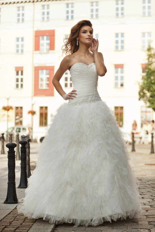 suknia ślubna Annais Bridal z dekoltem w kształcie serca