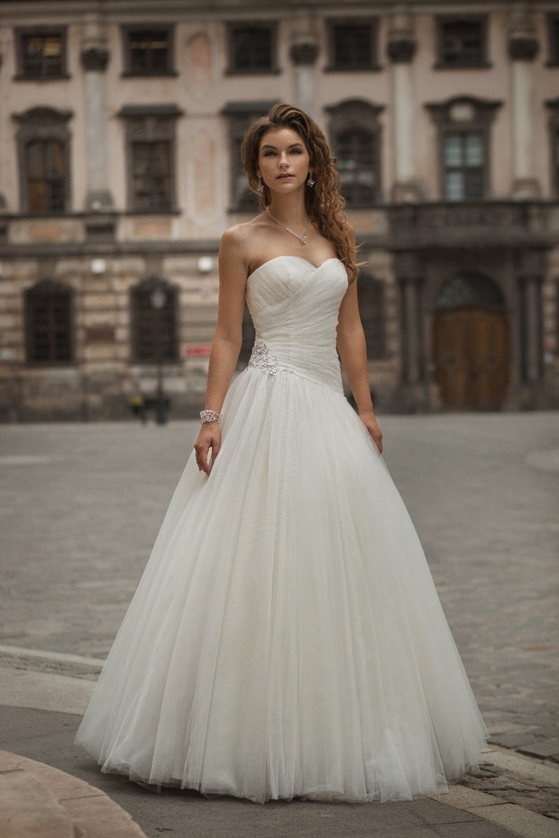 suknia ślubna Annais Bridal z dekoltem w kształcie serca