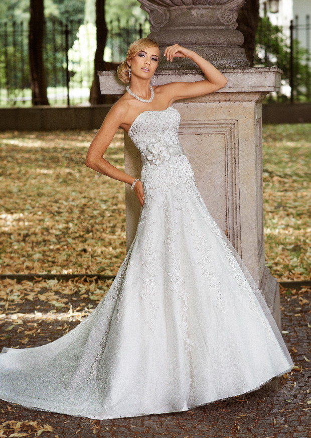 suknia ślubna Annais Bridal z kwiatem z trenem