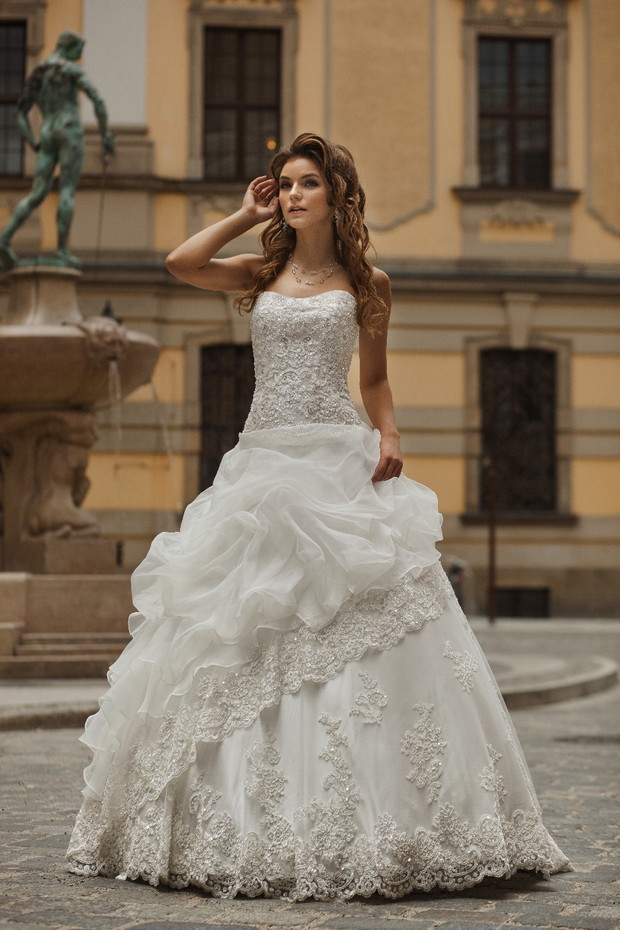 suknia ślubna Annais Bridal z ozdobami koronkowa
