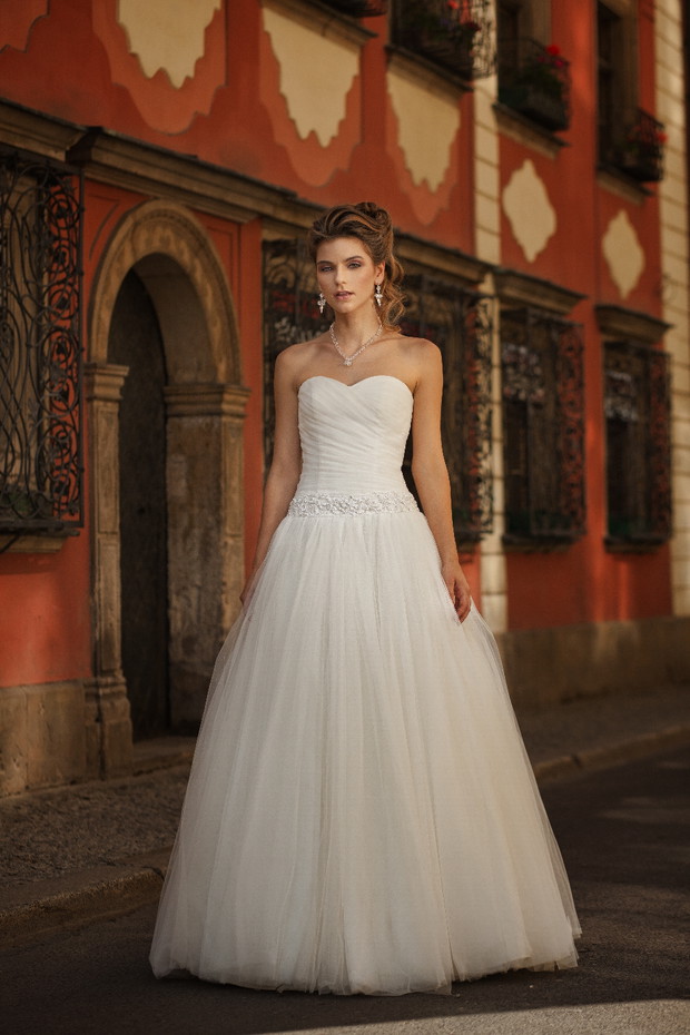 suknia ślubna Annais Bridal z paskiem