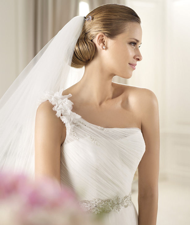 suknia ślubna Pronovias asymetryczna