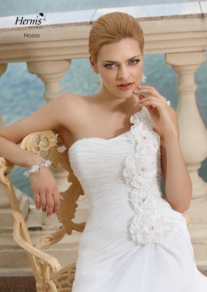suknia ślubna Herms Bridal z kwiatami na jedno ramię
