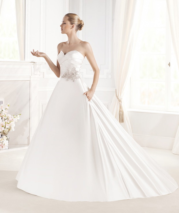 biała suknia ślubna La Sposa z aplikacją z dekoltem w kształcie serca