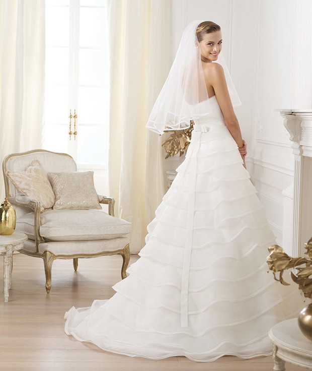 suknia ślubna Pronovias z falbanami