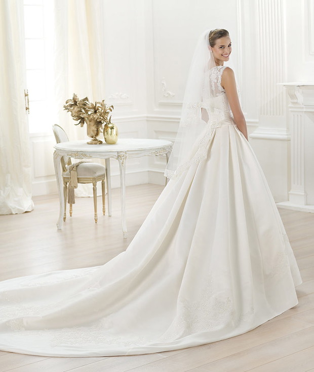 suknia ślubna Pronovias z koronką zabudowana