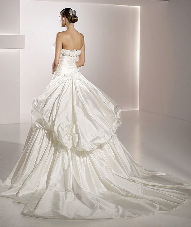 Pronovias suknie ślubne 2010 - zdjęcie
