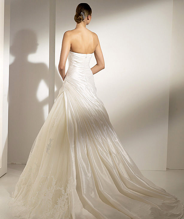 Pronovias suknie ślubne 2010 - zdjęcie